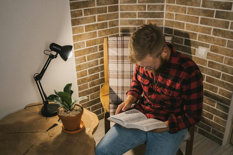 Evde Sıcak ve Rahat Bir Okuma Köşesi Nasıl Oluşturulur?